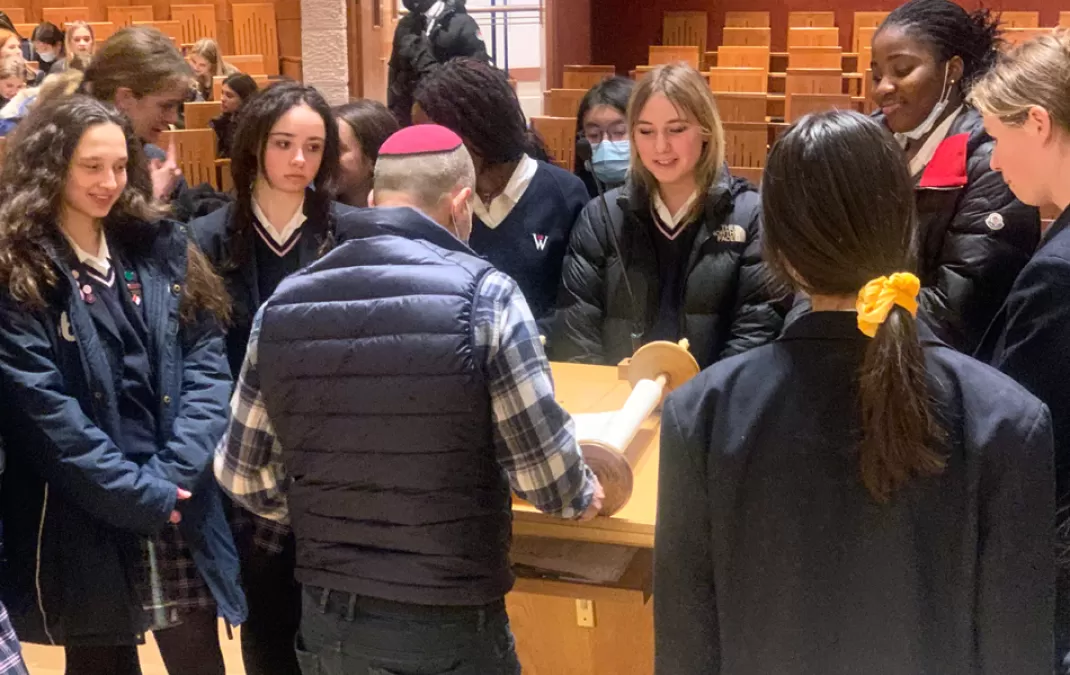 Theology students expand knowledge with visit to Jewish Museum and synagogue