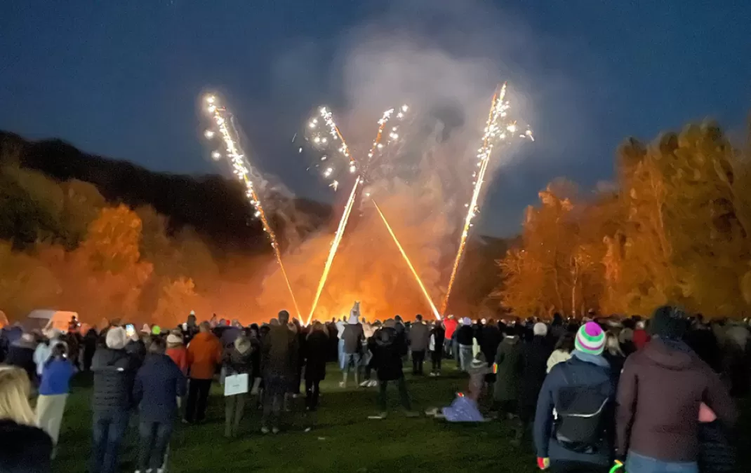 Woldingham gathers for a dazzling firework display